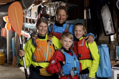 Familjeporträtt på familjen Holgersson som äger och driver Skärgårdsidyllen