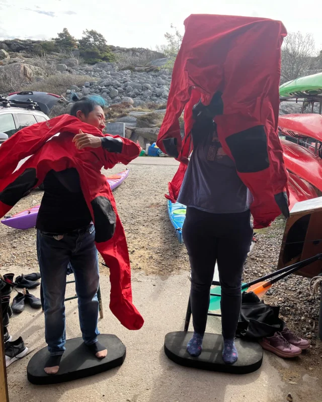 🇸🇪 Underbar start på påskhelgen! Med gäster från Norge & Borås. Svemester på sitt bästa med bifångst som gick från hav till gryta… 
🇬🇧 The second but not last paddling during this beautiful Easter holiday with guests from far & close by. 🙌🐣🔥

@westsweden @vastsverige @bohuslan @tanumturist @inomtanum @grebbestadinfocenter @grebbestadcom @visitsweden @nextstopsweden @visitswedenit @visitsweden.nl @visitsweden.fr @visitswedende