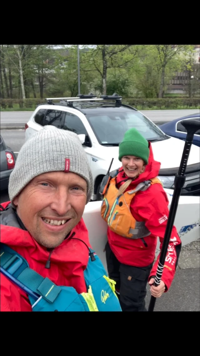 Igår gjorde vi en (för oss) annorlunda tur. Vi lämnade bilen i Partille och paddlade Säveån ner till Göteborg.  Det beskrevs som Göteborgs Amazonas men vi fann något annat. Vi såg rådjur, spår av bäver och mötte människorna som bor och arbetar längst ån innan vi anslöt Göta älv och Göteborg för att ta pendeltåget tillbaka till bilen. En annorlunda tur helt enkelt. Detta var inte sista gången vi utforskar Göteborgs vattenvägar. Vi kommer definitivt tillbaka 😀